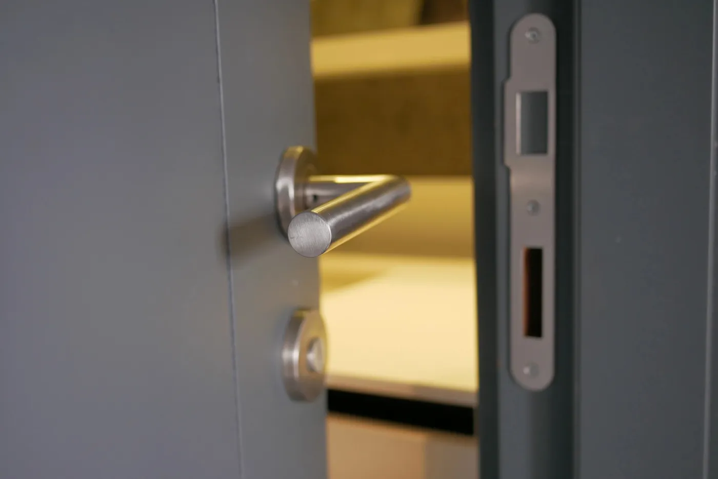 Intervention de serrurerie sur une porte d'immeuble aux Ternes, Paris 17e